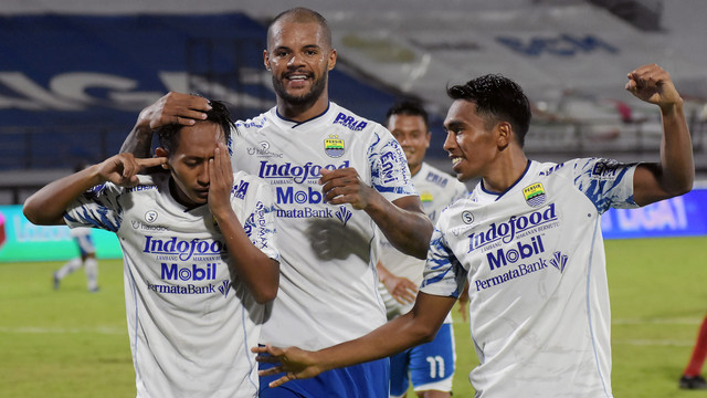 Selebrasi pemain Persib Bandung usai mencetak gol pada pertandingan lanjutan Liga 1 di di Stadion Kapten I Wayan Dipta, Gianyar, Bali. Foto: Nyoman Hendra Wibowo/ANTARA FOTO