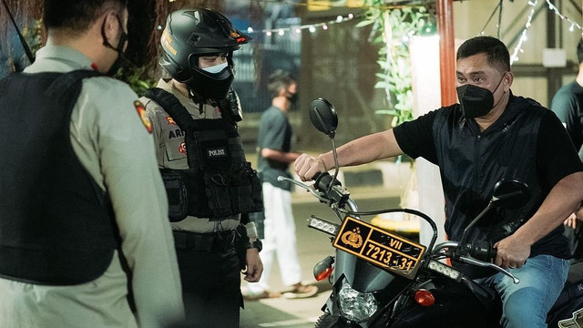 Kapolda Metro Jaya Irjen Fadil Imran saat Patroli Keliling Jakarta, Sabtu (12/2/2022). Foto: Instagram/@kapoldametrojaya