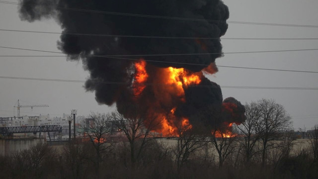 Kobaran api dan kepulan asap hitam terlihat di depot bahan bakar di kota Belgorod, Rusia, Jumat (1/4/2022). Foto: Pavel Kolyadin/BelPressa/Handout via Reuters