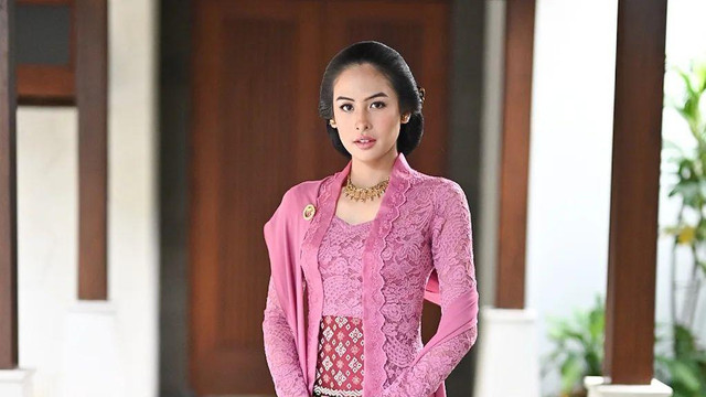 Tampilan Anggun Maudy Ayunda Pakai Kebaya Klasik di Pernikahan Putri Tanjung. Foto: Instagram/@didietmaulana