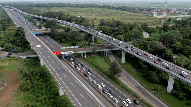 Sejumlah kendaraan memadati ruas jalan tol Jakarta-Cikampek kilometer 47 dan Jalan Layang Mohammed Bin Zayed (MBZ) di Karawang, Jawa Barat, Jumat (29/4/2022). Foto: M Risyal Hidayat/ANTARA FOTO