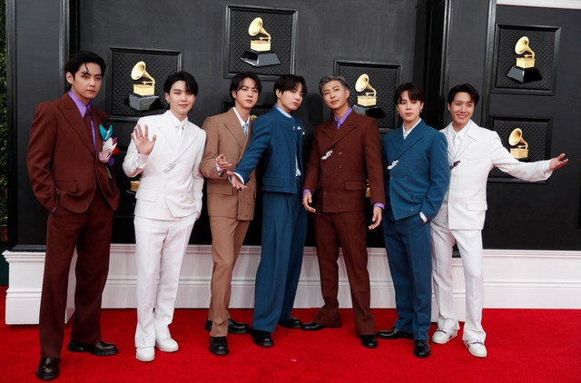 BTS tiba menghadiri Grammy Awards ke-64 di MGM Grand Garden Arena di Las Vegas, Nevada, AS.  Foto: Maria Alejandra Cardona/REUTERS