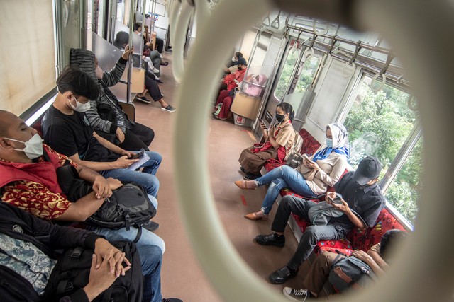 Penumpang duduk tanpa berjarak di dalam KRL Commuter Line, Jakarta, Rabu (9/3/2022). Foto: Muhammad Adimaja/ANTARA FOTO