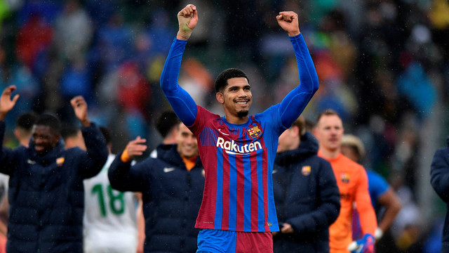 Pemain FC Barcelona Ronald Araujo melakukan selebrasi saat melawan Elche pada pertandingan Liga Spanyol di Estadio Manuel Martinez Valero, Elche, Spanyol. Foto: Pablo Morano/Reuters