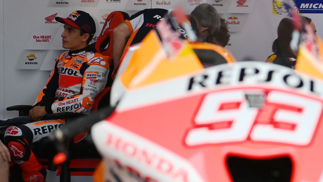Pembalap Repsol Honda Team Marc Marquez duduk di garasi tim saat sesi latihan bebas 1 MotoGP seri Pertamina Grand Prix of Indonesia 2022 di Pertamina Mandalika International Street Circuit, Lombok Tengah, NTB, Jumat (18/3/2022). Foto: Andika Wahyu/ANTARA FOTO