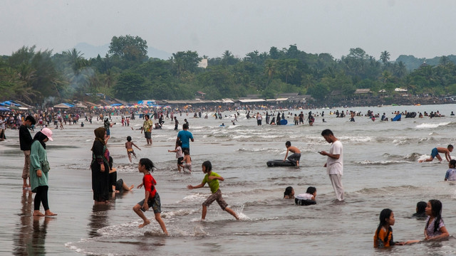 Wisatawan bermain air di Pantai Anyer, Kabupaten Serang, Banten, Selasa (3/5/2022). Foto: Muhammad Bagus Khoirunas/ANTARA FOTO