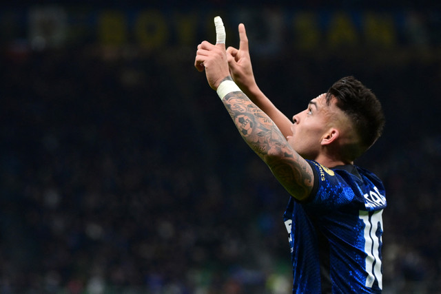 Penyerang Inter Milan Lautaro Martinez merayakan gol ketiga timnya dalam pertandingan sepak bola Serie A Italia antara Inter Milan dan Salernitana di Stadion Giuseppe Meazza (juga disebut San Siro), di Milan, pada 4 Maret 2022. Foto: Miguel Medina/AFP