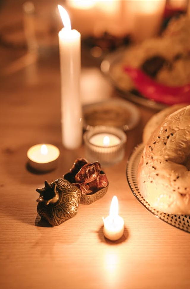 Ilustrasi sebuah keluarga melaksanakn sahur. Foto: pexels.com/thirdman