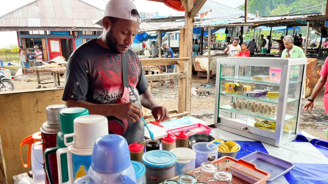 Ruben Maniakori, peracik kopi di Pasar Ikan Serui. (BumiPapua.com/Agies Sitanggang) 