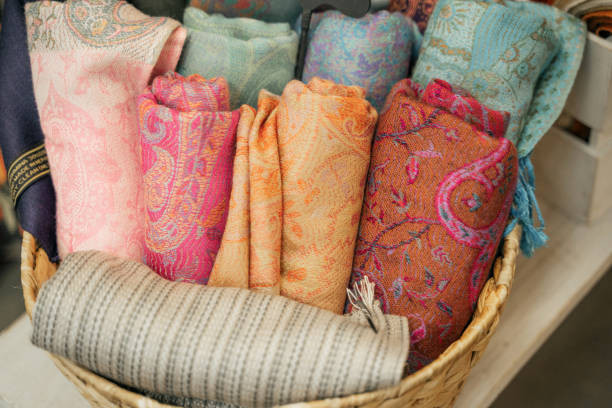 tutorial cara pakai kerudung pashmina. sumber foto: unsplash/toko kain