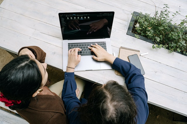 Ilustrasi pengguna MacBook. Foto: Ivan Samkov/Pexels