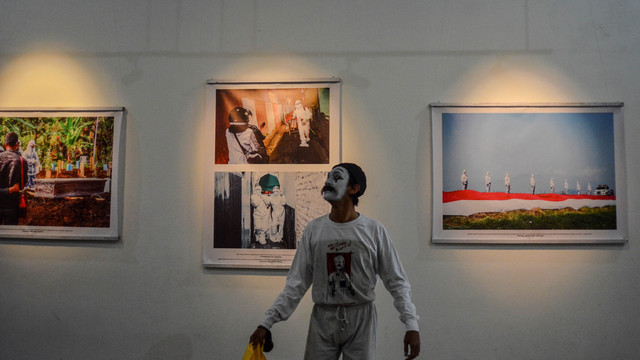 Seniman Pantomim Wanggi Hoed dan Seniman Tari Gatot Gunawan pentas saat pembukaan pameran foto "731 Hari Pandemi di Indonesia" di Gedung Indonesia Menggugat (GIM), Kota Bandung, Jawa Barat, Rabu (2/3/2022). Foto: Adeng Bustomi/Antara Foto