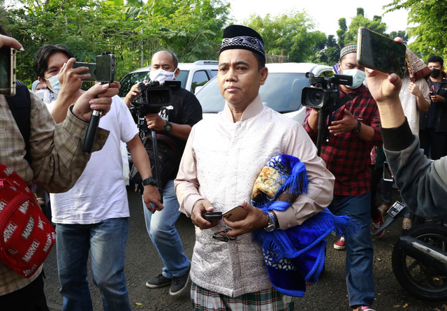 Keluarga besar H Faisal saat berziarah ke makam almarhum anaknya Febri Andriansyah dan Vanessa Angel di Jakarta, Senin, (2/5/2022).
Foto: Agus Apriyanto