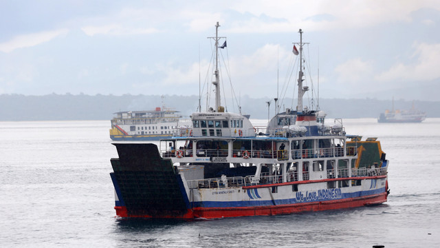 Kapal penyeberangan berlayar di Selat Bali. Foto: Budi Candra Setya/ANTARA FOTO