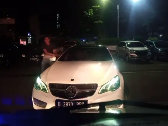 Pengemudi Mercy di Tangerang yang diduga halangi ambulans di Tol Jakarta-Tangerang. (Ist)