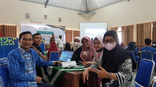 Foto Guru SMK Muhammadiyah 2 Borobudur dalam Workshop GSM