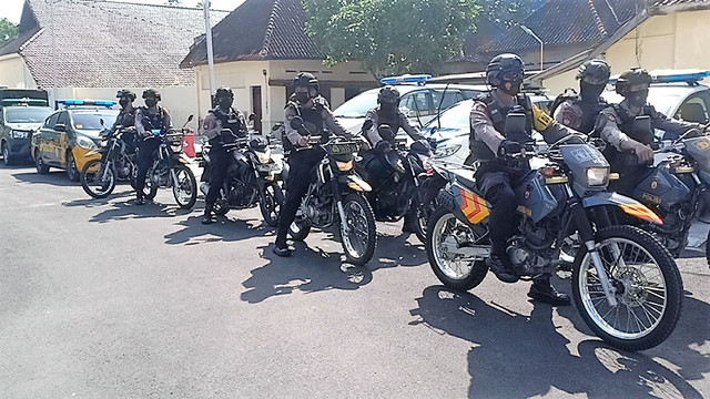 Polisi siap berpatroli usai apel gelar pasukan Operasi Ketupat Candi 2022 di Mapolresta Solo, Jumat (22/04/2022). FOTO: Agung Santoso