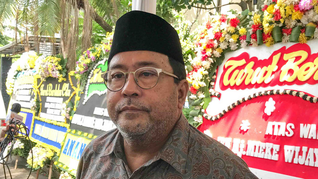 Rano Karno di rumah duka Mieke Wijaya. Foto: Regina Kunthi Rosary/kumparan