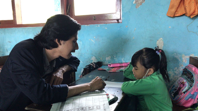 Salah satu mahasiswa Kuliah Kerja Mengabdi (KKM) UIN Maulana Malik Ibrahim Malang Pokja "Nawasena" saat melakukan pengabdian (sumber:https://www.instagram.com/kkm.nawasena/)