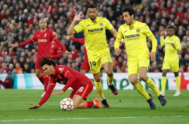 Pemain Liverpool Trent Alexander-Arnold duel dengan pemain Villarreal Francis Coquelin dan Dani Parejo saat pertandingan Semi Final Liga Champions Leg Pertama di Anfield, Liverpool, Inggris. Foto: Phil Noble/Reuters