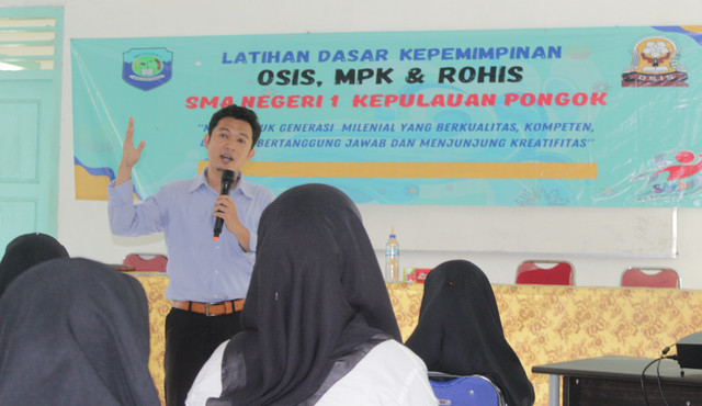 Sesi materi Public Speaking pada LDK OSIS, MPK & ROHIS SMAN1 Kep. Pongok oleh Haiyudi, S.Pd.,M.Ed.