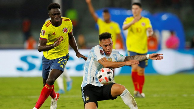 Pemain Argentina Lautaro Martinez duel dengan pemain Kolombia Davinson Sanchez di Kualifikasi Piala Dunia Amerika Selatan di Estadio Mario Alberto Kempes, Cordoba, Argentina. Foto: Agustin Marcarian/Reuters