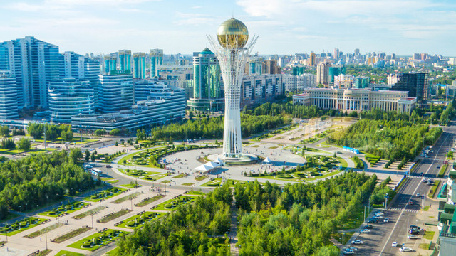 Pemandangan udara pusat kota dengan Baiterek Tower, Nursultan, Ibu kota Kazakhstan. Foto: Diego Fiore/Shutterstock