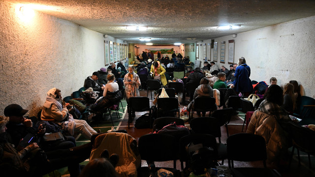 Orang-orang berkumpul di tempat perlindungan serangan udara di Kiev, Ukraina (24/2/2022). Foto: Viacheslav Ratynskyi/REUTERS