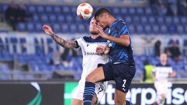 Pemain Olympique de Marseille William Saliba beraksi dengan pemain Lazio Ciro Immobile di Stadio Olimpico, Roma, Italia, Kamis (22/10). Foto: Alberto Lingria/REUTERS