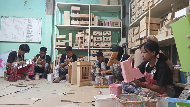 Pengerjaan produk kerajinan tangan UMKM Prima Shabby Craft. Foto: Akbar Maulana/kumparan