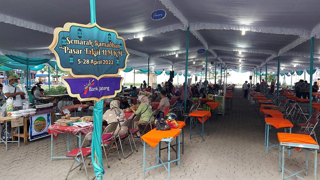 Pasar takjil UMKM di halaman Benteng Vastenburg Solo. FOTO: Fernando Fitusia