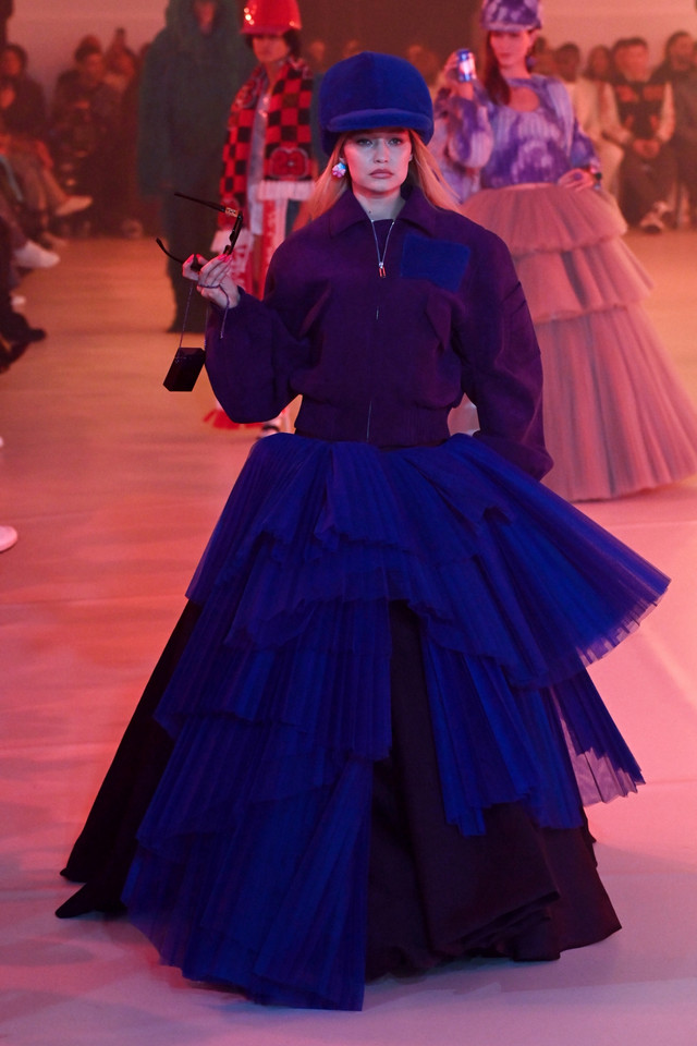 Gigi Hadid berjalan di runway selama pertunjukan Off-White Womenswear Fall/Winter 2022-2023, 28 Februari 2022. Foto: Pascal Le Segretain/Getty Images