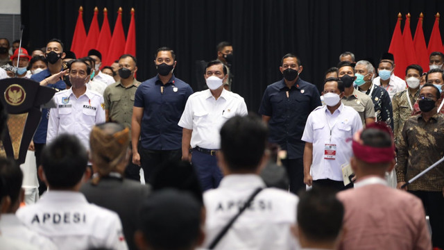 Mendagri Tito saat menyampaikan laporan dalam agenda Silatnas Desa oleh Asosiasi Pemerintah Desa Seluruh Indonesia (Apdesi) di Istora Senayan, Jakarta, Selasa (29/3/2022). Foto: Kemendagri RI
