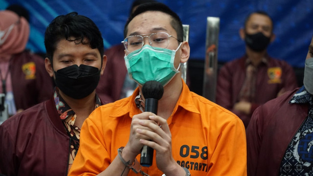 Polisi menunjukkan tersangka kasus penipuan aplikasi Binomo Indra Kenz (tengah) saat konferensi pers di Bareskrim, Mabes Polri Jakarta, Jumat (25/3/2022).
Foto: Jamal Ramadhan/kumparan