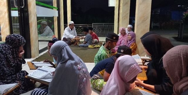 Kegiatan Mahasiswa saat KKM di TPQ  Desa Putukrejo Kecamatan Gondanglegi Kabupaten Malang Jawa Timur. (Foto Ferika Sandra)