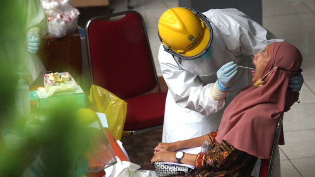 Petugas kesehatan mengambil sampel tes Swab PCR COVID -19 untuk guru dan siswa saat pelacakan kluster sekolah di SMA N 1 Bantul, D.I Yogyakarta, Sabtu (5/2/2022).  Foto: Andreas Fitri Atmoko/ANTARA FOTO