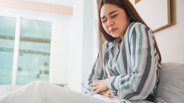 Ilustrasi sakit, nyeri atau kram perut. Foto: bluedog studio/Shutterstock