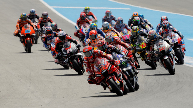 Sejumlah pebalap MotoGP saat balapan Grand Prix Spanyol di Sirkuit Jerez, Spanyol. Foto: Jon Nazca/REUTERS