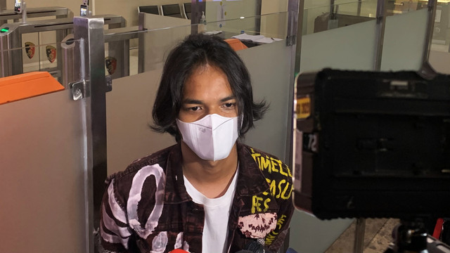 Alffy Rev usai diperiksa penyidik soal Kasus Doni Salmanan di Bareskrim Polri pada Kamis (24/3).

 Foto: Nugroho GN/kumparan