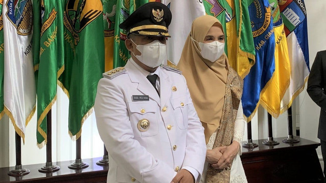 Wali Kota Bandung definitif Yana Mulyana, foto bersama usai dilantik, Senin (18/4) di Gedung Sate  Foto: Dok. Ulfah Salsabilah