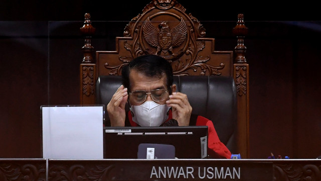 Ketua Majelis Hakim Mahkamah Konstitusi (MK) Anwar Usman bersiap memimpin jalannya sidang putusan Pengujian Materiil Undang-Undang Nomor 7 Tahun 2017 tentang Pemilihan Umum di Gedung MK, Jakarta, Rabu (20/4/2022). Foto: Sigid Kurniawan/ANTARA FOTO