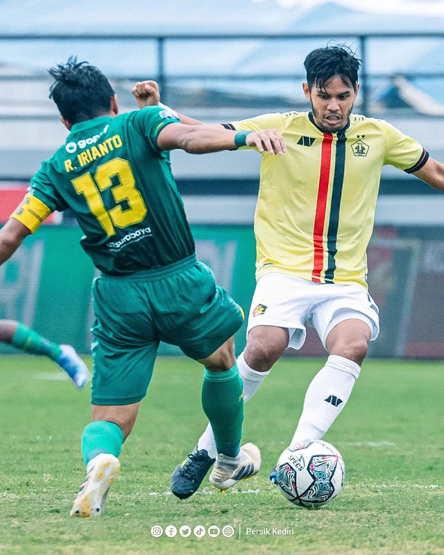 Pertandingan Liga 1 antara Persebaya Surabaya vs Persik Kediri, Kamis (10/3/2022). Foto: Instagram/@persikfcofficial