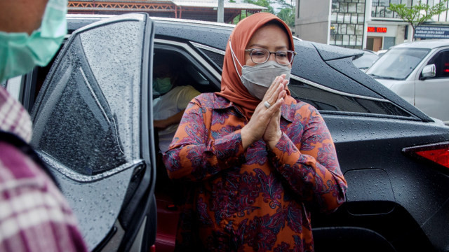 Bupati Bogor Ade Yasin usai menjadi saksi di Kepolisian Daerah Jawa Barat (Polda Jabar), Selasa (15/12). Ini difoto oleh Novrian Arbi/ANTARA FOTO. Yang menyita perhatian saya adalah mobilnya yang sepertinya adalah Lexus RX itu.