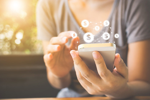 Ilustrasi melakukan transfer saldo ke DANA. Foto: Unsplash.com