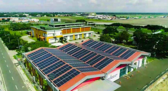 Penggunaan PLTS Atap untuk wujudkan konsep green building pada bangunan gedung. (Sumber : https://ebtke.esdm.go.id/)