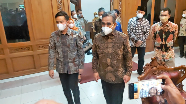 Sekjen Partai Gerindra Ahmad Muzani dan Wali Kota Solo Gibran Rakabuming Raka berjalan keluar ruang pertemuan Wali Kota Solo, Rabu (06/04/2022). FOTO: Fernando Fitusia