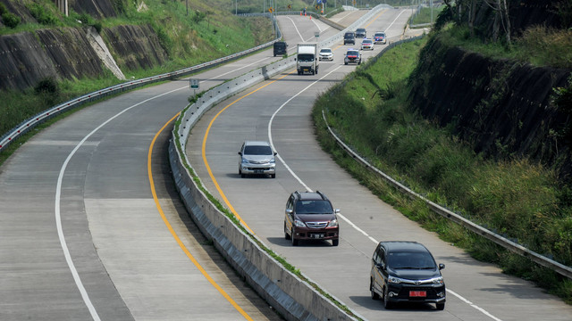 Foto udara kendaraan Gerbang Tol Pamulihan Jalan Tol Cileunyi-Sumedang-Dawuan (Cisumdawu) di Pamulihan, Kabupaten Sumedang, Jawa Barat, Jumat (29/4/2022). Foto: ANTARA FOTO/Raisan Al Farisi