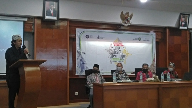 Ketua Pelaksana Kongres Basa Dermayu memberikan sambutan Kamis (10/3/2022). Foto dok pribadi