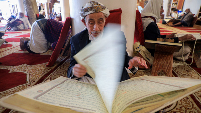 Umat Muslim membaca Al-quran di Masjid Al-Kabir di kota tua ibu kota Yaman, Sanaa, Sabtu (2/4). Foto: Mohammed Huwais/AFP