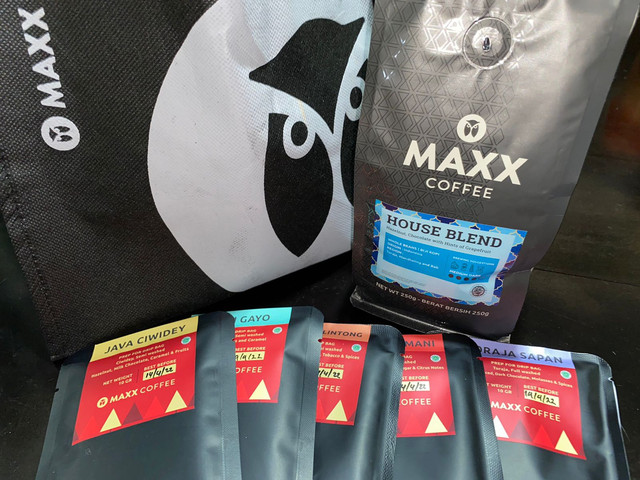 Mencicipi lima kopi filter ala Maxx Coffee". Foto: Ade Naura Intania/Kumparan